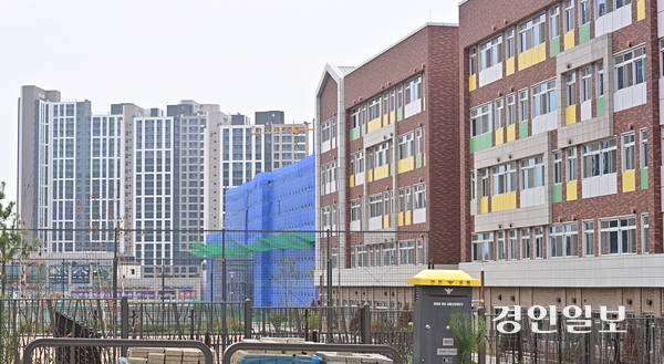 오늘 11월 인천 검단신도시에 입주 예정인 A 아파트 주민들이 가까운 초등학교를 두고 자녀들이 두 배나 먼 거리의 학교로 배정받았다며 불만을 토로하고 있다. 2025.8.11 /조재현기자 jhc@kyeongin.com