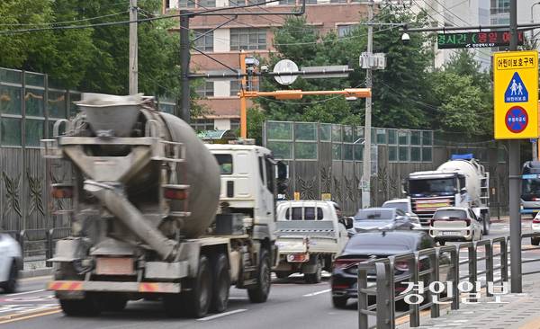 오는 11월 입주를 앞둔 A 아파트 주민들은 자녀들이 500여m 거리에 있는 신검단초가 아닌 공사현장이 많은 약1km 거리의 목향초로 배정받아 불만을 토로하고 있는 실정이다. 2025.8.11 /조재현기자 jhc@kyeongin.com