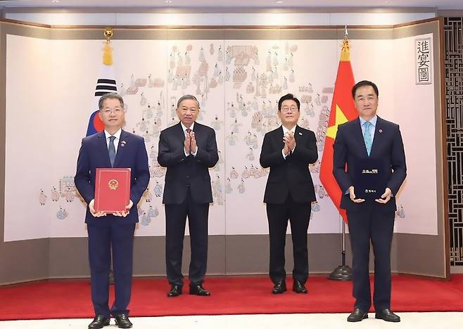▲ 한국-베트남 정상회담에서 양국의 주요 경제거점 도시인 평택시와 다낭시가 '우호 교류합의서 교환식'을 진행했다. /사진제공=평택시