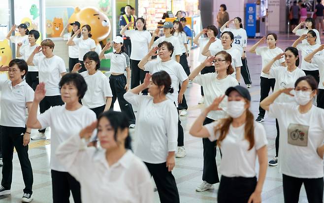 ▲ 제80주년 광복절을 나흘 앞둔 11일 오후 수원시 팔달구 수원역 대합실에서 열린 '광복, 그날의 기쁨 재현하다' 행사에서 권선구 주민자치 댄스 프로그램 수강생들이 플래시몹 공연을 하고 있다./전광현 기자 maggie@incheonilbo.com