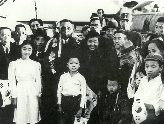 ▲ 대한민국 임시정부 요인들이 1945년 환국 전 상하이 공항에서 찍은 사진. 앞줄 가운데 태극기를 든 소년이 이종찬 광복회 회장. 사진=광복회