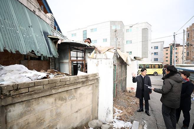지난 2023년 12월 19일 오후 오병권 행정1부지사가 평택 빈집활용 시범사업지를 방문해 지원사업 추진현황을 보고 받고 현장을 둘러보고 있다. 사진=경기도청