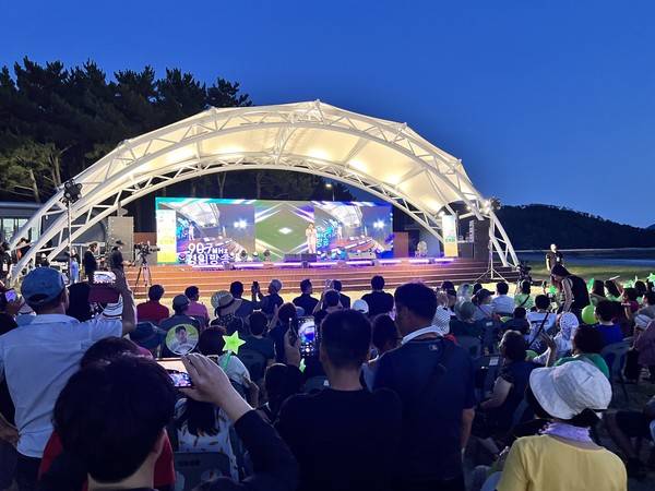 지난 2024년 덕적도 서포리 해수욕장에서 열린 제8회 주섬주섬 음악회 공연 모습 [경인방송DB]&nbsp;