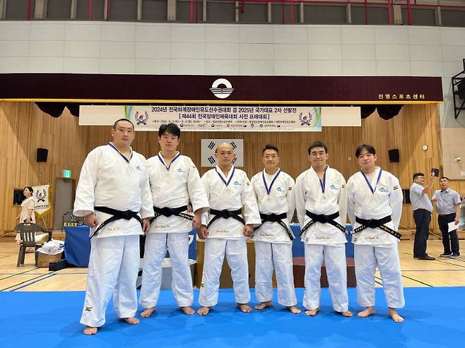 사진 왼쪽부터 김주니, 양정무, 황현, 정숙화, 박한서, 이현아. 전원이 장애인 유도 국가대표다. 사진=세종시 제공.