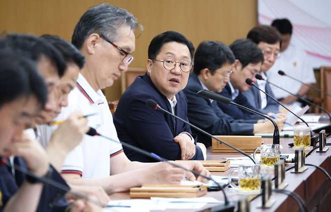 이장우 대전시장은 11일 주재한 주간업무회의에서 중구 중앙로 등 원도심 일원에서 열리고 있는지역 대표 축제 '0시 축제'의 순조로운 진행을 높이 평가하며 끝까지 긴장의 끈을 놓지 말 것을 당부했다.사진제공은 대전시