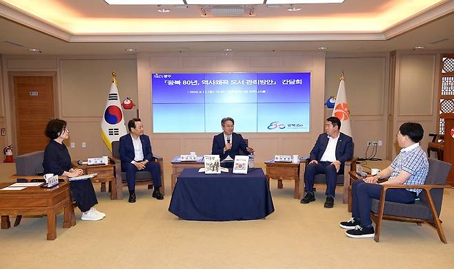 강기정 광주시장이 11일 오후 시청 비즈니스룸에서 열린 ‘광복 80년, 역사왜곡 도서 관리방안’ 간담회에 참석해 이정선 광주시교육감, 임택 구청장협의회장(동구청장), 문수영 흥사단 청소년활동진흥센터장 등과 함께 역사왜곡 도서 등에 대한 대응 방안을 논의하고 있다.<광주시 제공>