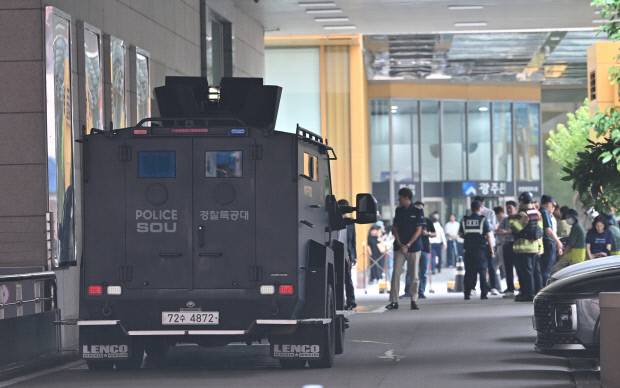 11일 오전 폭발물 테러 협박 신고가 접수된 광주시 동구 롯데백화점에서 군·경의 폭발물 수색 작전이 진행되고 있다. /나명주 기자 mjna@kwangju.co.kr
