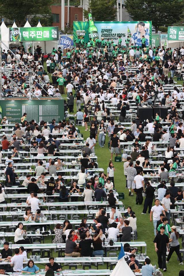 전주 가맥축제가 열린 7일 전주대학교 대운동장에 마련된 행사장에서 시민들이 맥주를 마시며 무더위를 날려 보내고 있다. 조현욱 기자