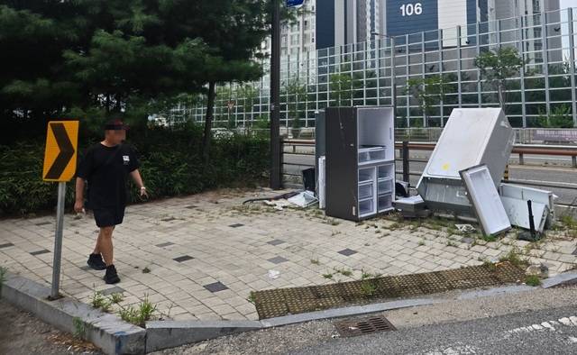 11일 전주시 완산구 평화동의 한 대로변에 냉장고 등 대형 폐기물이 무단 투기돼 있다. 김경수 기자