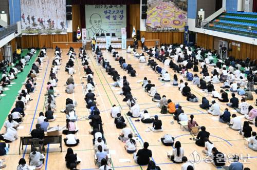 11일 인제체육관에서 열린 2025 만해축전 제27회 전국고교생백일장에 참가한 문학 청소년들이