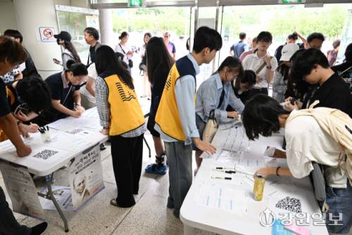 11일 인제체육관에서 열린 2025 만해축전 제27회 전국고교생백일장 참가를 위해 학생들이 접수하고 있다. 신세희기자