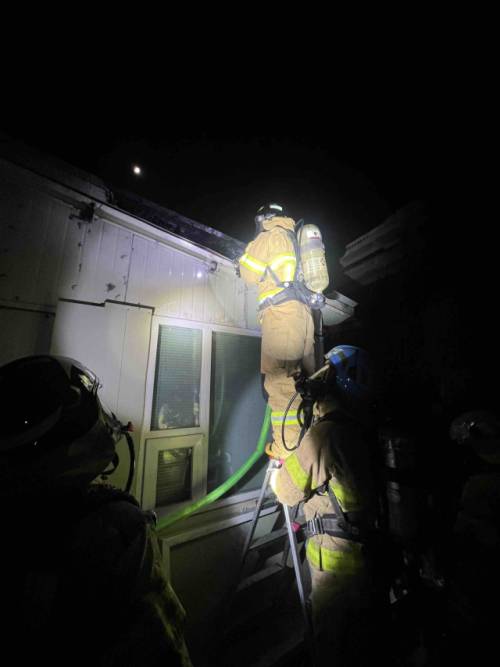 ◇11일 새벽 2시께 춘천시 운교동의 한 단독주택에서 화재가 발생했다. 사진=강원특별자치도소방본부 제공