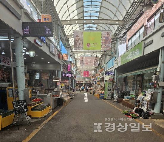 ▲ 정부의 소비쿠폰이 활성화된 가운데 지난 9일 말복을 맞아 울산지역 삼계탕 전문점 등 보양식당은 소비쿠폰을 활용하는 시민들로 넘쳐났지만, 전통시장은 한적했다.