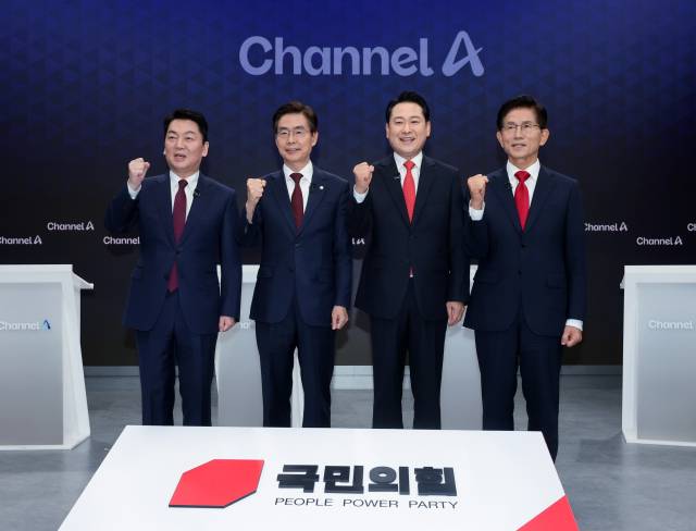 지난 10일 서울 광화문 채널A스튜디오에서 국민의힘 8·22 전당대회 첫 방송토론회에 앞서 안철수(왼쪽부터), 조경태, 장동혁, 김문수 당대표 후보가 기념촬영을 하고 있다. 연합뉴스