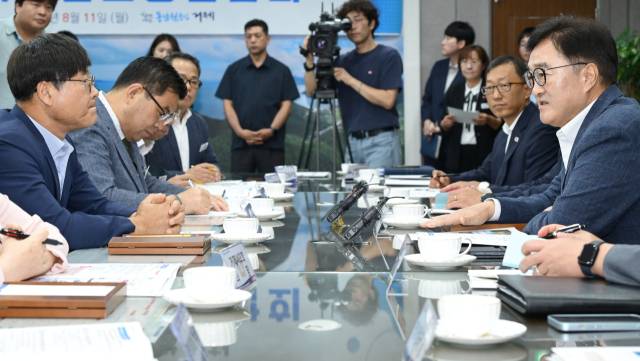 우원식 국회의장이 11일 경남 거제시를 찾았다. 이날 오전 10시께 한화오션 거제사업장을 방문해 경영진과 환담 후 조업 현장을 둘러본 우 의장은 이어 거제시청으로 이동해 ‘지역 현안 소통 간담회’를 진행했다. 거제시 제공