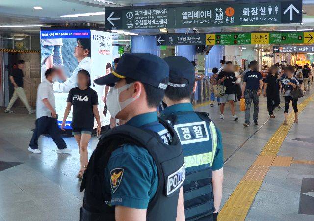 부산 도시철도 서면역에서 경찰이 경계근무를 서고 있다. 이재찬 기자 chan@