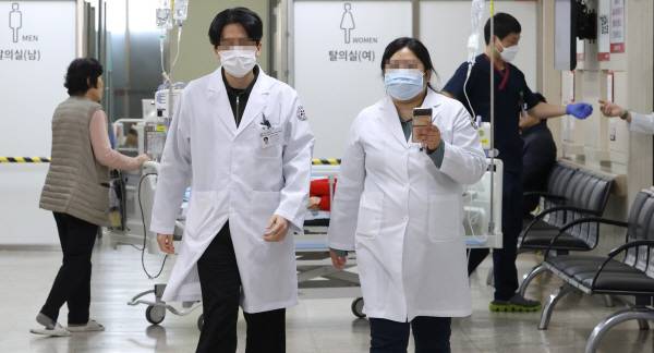 지난 3월 레지던트 모집을 하루 앞둔 대구시 한 대학병원 의료진들이 이동하고 있다. 경북일보DB