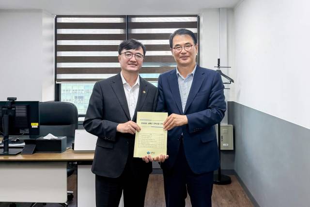 장충남(오른쪽) 남해군수가 지난 8일 임기근 기재부 제2차관을 만나 남해군 현안에 대해 건의하고 있다./남해군/