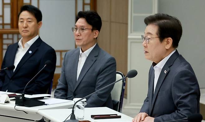 이재명 대통령이 1일 서울 용산 대통령실 청사에서 열린 전국 시도지사 간담회에서 발언하고 있다. 오른쪽부터 이 대통령, 김민석 국무총리, 오세훈 서울시장. 연합뉴스