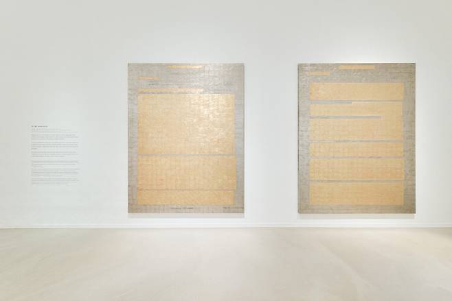 제니 홀저, World War3, 2022,&nbsp;캡레인&nbsp;골드,&nbsp;문&nbsp;골드&nbsp;리프,&nbsp;유화,&nbsp;린넨,&nbsp;260&nbsp;x&nbsp;201.3&nbsp;x&nbsp;3.8&nbsp;cm.&nbsp;사진제공=포도뮤지엄.