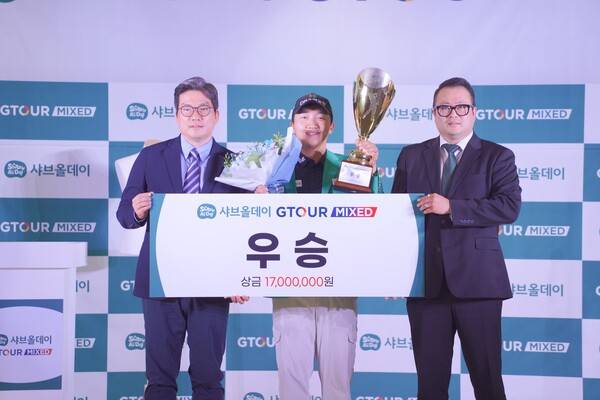 지난 9일(토) 대전 골프존조이마루에서 열린 '2025 샤브올데이 GTOUR MIXED' 2차 대회 시상식에서 (왼쪽부터)골프존 손장순 상무, 우승자 김홍택, 올데이프레쉬 우진규 이사가 기념촬영을 하고 있다. 사진 | 골프존