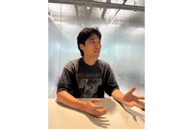 최종민 크림 MD가 폴리테루의 티셔츠를 입고 크림과 폴리테루의 협업에 대해 설명하고 있다. / 사진=크림