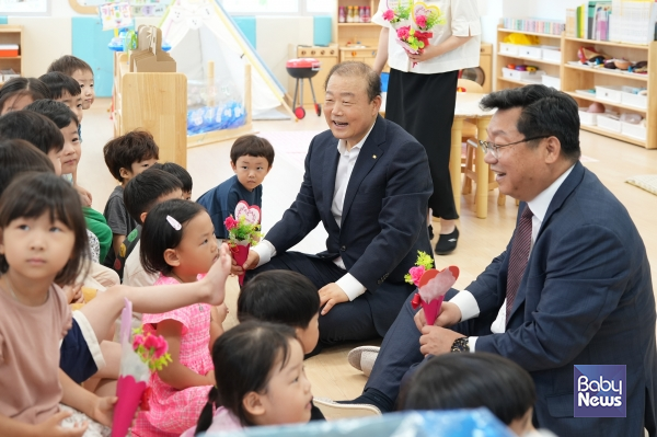 주형환 저출산고령사회위원회 부위원장이 지난달 7일 부산시 명지국가산업단지 내 20여개 중소기업이 협약해 운영하는 '상생형 공동 직장어린이집'을 방문해 관계자들과 현황을 점검하고 있다. ⓒ저출산고령사횡위원회