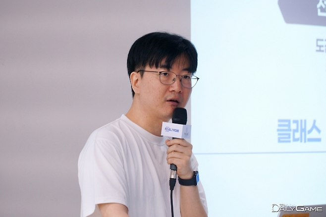 픽셀트라이브 '가디스오더' 최진성 총괄 PD가 게임의 주요 특징을 소개했다.