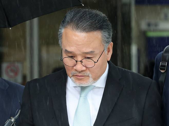 주가조작 의혹으로 김건희 여사 관련 의혹을 수사하는 민중기 특별검사팀의 조사를 받은 이일준 삼부토건 회장이 17일 서울중앙지법에서 구속 전 피의자 심문(영장실질심사)을 마친 뒤 법정을 떠나고 있다. (사진=연합뉴스)