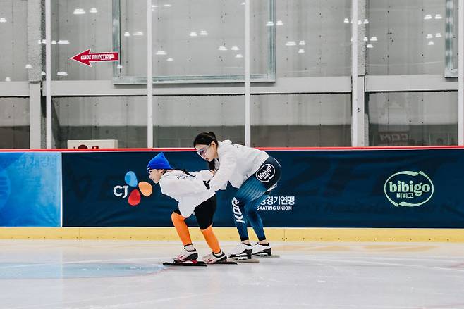 스피드스케이팅 국가대표 김민선이 ‘Locker Room with TEAM CJ Victory Around the Corner’에 멘토로 참여해 유망주 학생을 지도하고 있다.(사진=CJ그룹 제공)