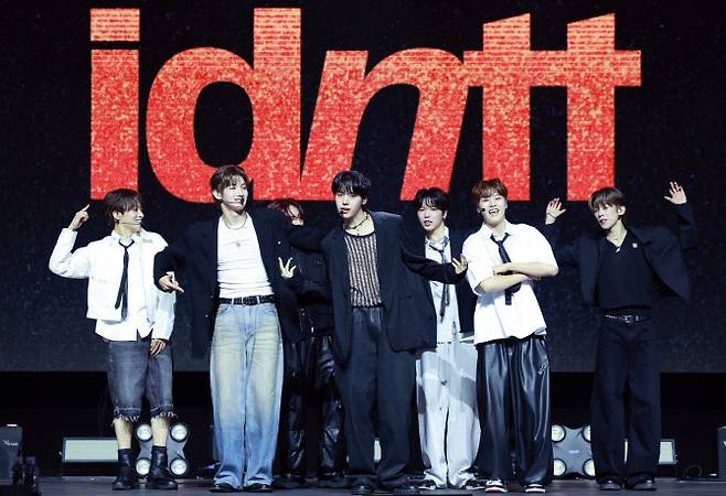 그룹 아이덴티티(idntt)의 첫 유닛 유네버맷(unevermet)이 11일 오후 서울 한남동 블루스퀘어에서 가진 데뷔 앨범 ‘유네버멧’ 발매 기념 쇼케이스에 참석해 신곡 ‘보이튜브’(BOYtude)를 선보이고 있다.(사진=뉴스1)