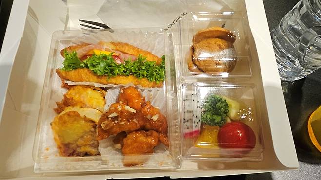 - 푸드 세트 "크로와상 샌드위치와 닭강정, 스위트 폴드포크 로톨로, 모둠 쿠키, 모둠 과일. 점심을 대체하기에 부족함이 없었다"