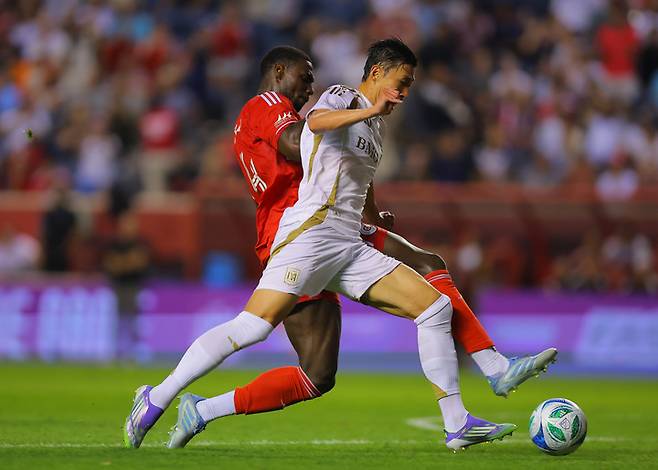 (손흥민이 MLS 데뷔전에서 스피드를 앞세워 상대팀 페널티박스 안으로 질주하고 있다)