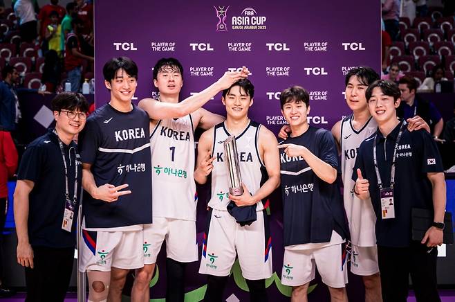 한국 농구대표팀이 레바논을 꺾고 A조 2위로 8강 결정전에 진출했다.(FIBA 제공)