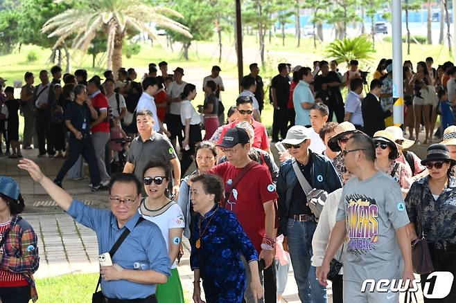 제주시 건입동 제주국제여객선터미널 크루즈전용부두에서 중국 국적의 크루즈 '블루드림스타호(Blue Dream Star·2만4782t)를 타고 온 관광객들이 하선하고 있다.(제주도사진기자회)2023.8.31/뉴스1 ⓒ News1 오현지 기자