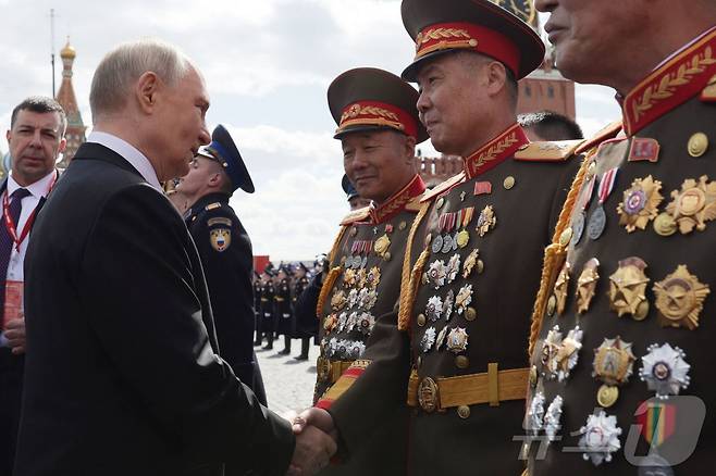 러시아의 블라디미르 푸틴 대통령(왼쪽)이 지난 5월 9일 모스크바의 붉은 광장에서 전승절 기념 열병식 후 북한 군인들과 만나 격려하는 모습. 2025.5.9 ⓒ AFP=뉴스1 ⓒ News1 강민경 기자