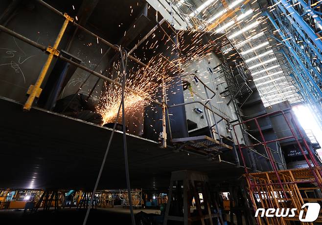 21일 오후 경남 거제시 대우조선해양 옥포조선소에서 한 노동자가 용접을 하고 있다. 2022.7.21/뉴스1 ⓒ News1 신웅수 기자