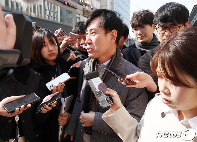하태경 국민의힘 의원이 2024년 3월 13일 오후 '총선 후보 당내 경선 여론조사 결과를 이해할 수 없다'는 뜻을 당에 전한 뒤 여의도 국민의힘 중앙당사를 나서고 있다. (공동취재) 2024.3.13/뉴스1 ⓒ News1 임세영 기자