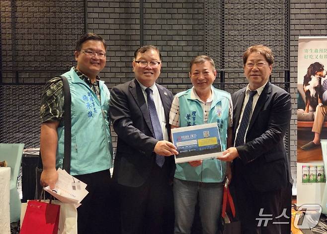 수의사들이 10일 가오슝수의사회 제15회 제48차 계속교육과정 행사장에서 기념 사진을 찍고 있다. ⓒ 뉴스1