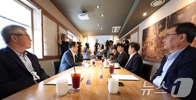 한성존 대한전공의협의회 비상대책위원장과 김국일 보건복지부 보건의료정책관이 7일 서울 중구 달개비에서 열린 수련협의체 제3차 회의에서 대화하고 있다. 2025.8.7/뉴스1 ⓒ News1 김성진 기자