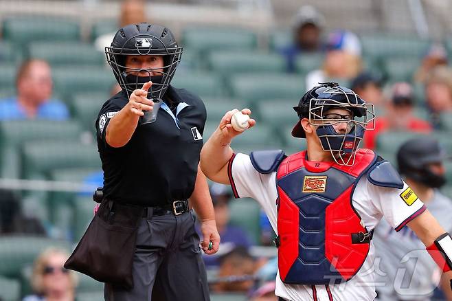 MLB 최초의 여성심판 젠 파월(왼쪽)이 볼판정을 내리고 있다. ⓒ AFP=뉴스1