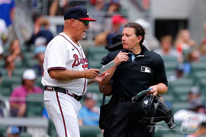 MLB 최초의 여성심판 젠 파월(오른쪽). ⓒ AFP=뉴스1
