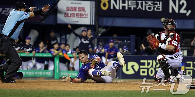10일 서울 잠실구장에서 열린 프로야구 한화 이글스와 LG 트윈스의 경기 7회초 1사 3루 상황에서 문현빈의 타구 때 홈으로 들어온 손아섭이 세이프 되고 있다. 2025.8.10/뉴스1 ⓒ News1 황기선 기자
