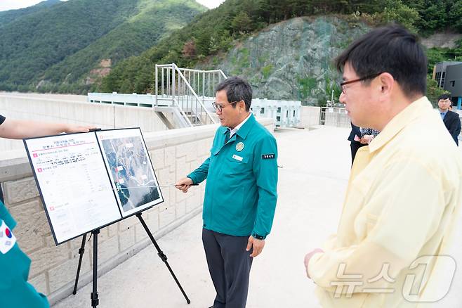 강원 강릉 식수원 찾은 김홍규 강원 강릉시장(사진 왼쪽)과 조현수 원주지방환경청장.(강릉시 제공, 재판매 및 DB 금지) ⓒ News1 윤왕근 기자