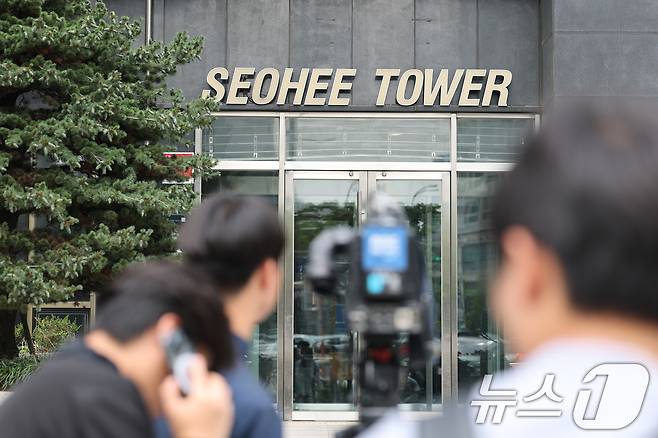 11일 김건희 여사의 의혹들을 수사하는 민중기 특별검사팀이 '나토 목걸이 의혹'과 관련해 서희건설을 압수수색을 진행중이다. 사진은 서울 서초구 양재동 서희건설 사옥 모습. 2025.8.11/뉴스1 ⓒ News1 이승배 기자