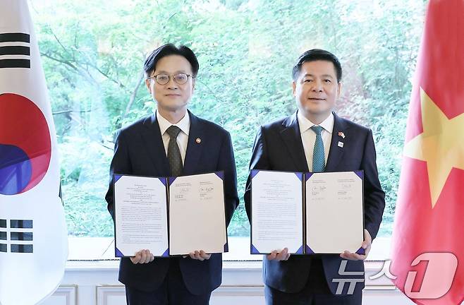 김정관 산업통상자원부 장관이 11일 서울 중구 소공동 롯데호텔에서 응우옌 홍 지엔 베트남 산업무역부 장관과 핵심광물 공급망 기술협력센터 협의의사록(ROD) 교환식 후 기념 촬영을 하고 있다. (산업통상자원부 제공. 재판매 및 DB 금지) 2025.8.11/뉴스1