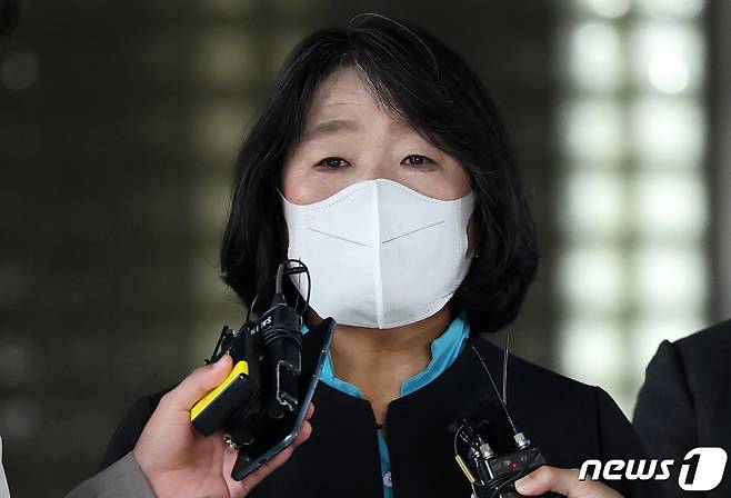 윤미향 무소속 의원이 20일 서울 서초구 서울고등법원에서 열린 정의기억연대 후원금 횡령 혐의 관련 2심 선고 공판에 출석해 징역 1년 6개월에 집행유예 3년을 선고받은 후 법정을 나서며 입장을 밝히고 있다. 2023.9.20/뉴스1 ⓒ News1 김성진 기자