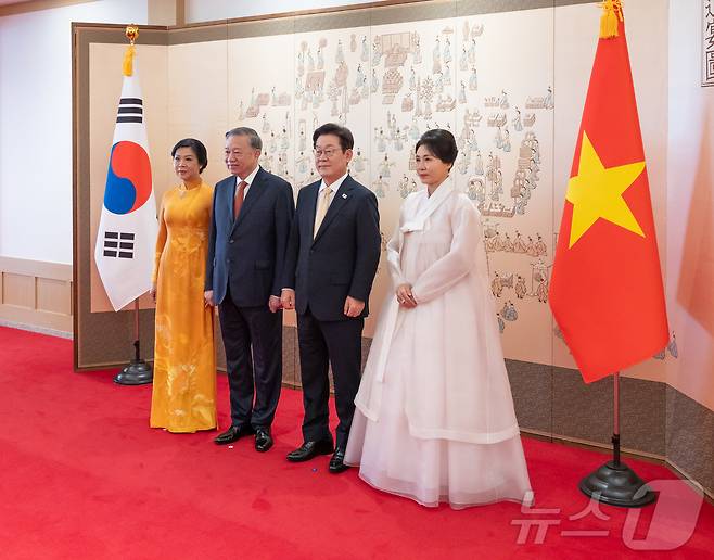 이재명 대통령이 11일 서울 용산 대통령실 청사에서 국빈 방한한 또 럼 베트남 당서기장과 기념촬영을 하고 있다. 사진 왼쪽부터 또 럼 베트남 당 서기장의 배우자 응오 프엉 리 여사, 또 럼 당서기장, 이 대통령, 김혜경 여사. (대통령실 제공. 재판매 및 DB금지) 2025.8.11/뉴스1 ⓒ News1 이재명 기자