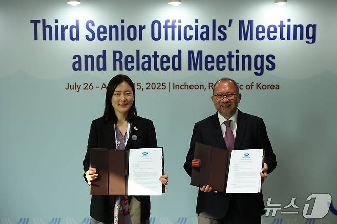 이지윤 APEC 고위관리(SOM)와 에두아르도 페드로사 APEC 사무국장이 양해각서 체결 후 기념 촬영을 하고 있다.(외교부 제공)