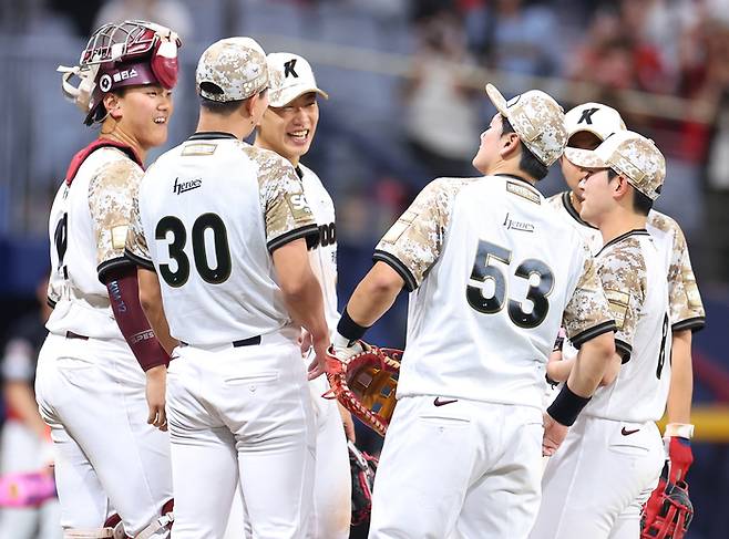 키움 선수들이 24일 서울 고척스카이돔에서 열린 2025 KBO리그 KIA전에서 9-6 역전승을 거둔 뒤 승리를 자축하고 있다. 사진 | 연합뉴스